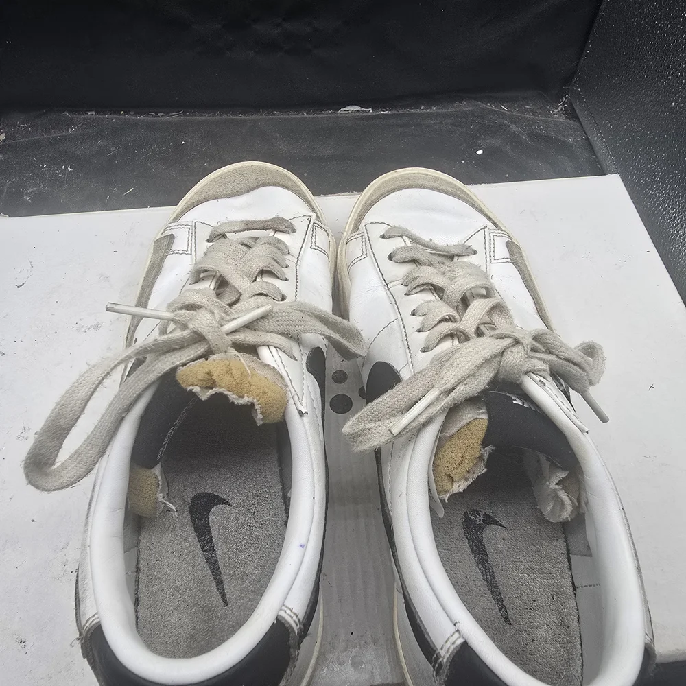 Nike‎ Dunks White And Black Lace Up Women Sneakers Size 8